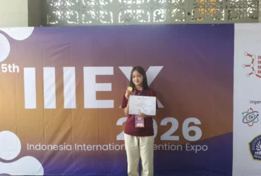Aphrodita Raisha Putri Riandra dengan medalinya (Foto: Istimewa)