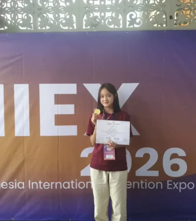 Aphrodita Raisha Putri Riandra dengan medalinya (Foto: Istimewa)