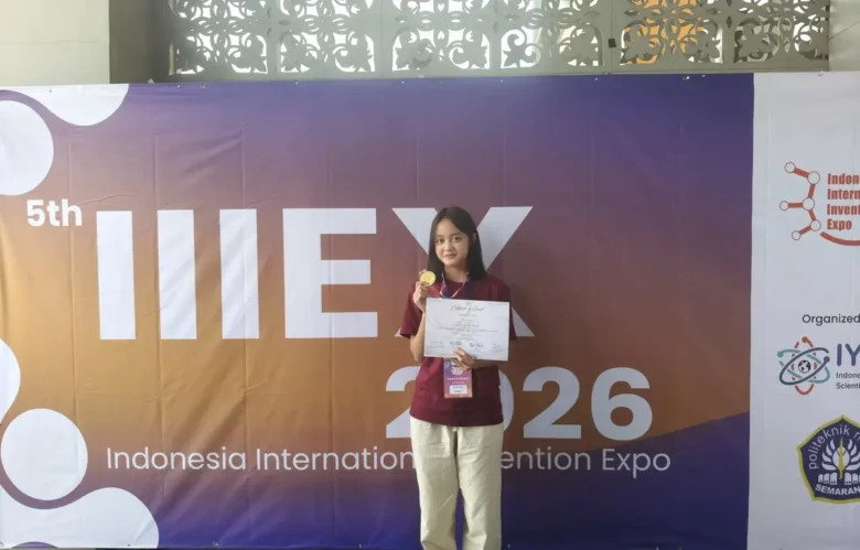 Aphrodita Raisha Putri Riandra dengan medalinya (Foto: Istimewa)