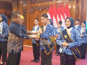 Kepala BNN Kota Mojokerto AKBP Damar Bastiar Amarapit, S.T., saat menyerahkan piala kepada pemenang Duta Anti Narkoba 2026 Kota Mojokerto (foto: blok-a.com/Syahrul Wijaya)