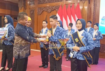 Kepala BNN Kota Mojokerto AKBP Damar Bastiar Amarapit, S.T., saat menyerahkan piala kepada pemenang Duta Anti Narkoba 2026 Kota Mojokerto (foto: blok-a.com/Syahrul Wijaya)