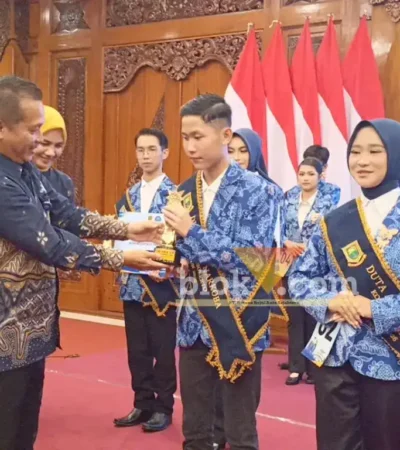 Kepala BNN Kota Mojokerto AKBP Damar Bastiar Amarapit, S.T., saat menyerahkan piala kepada pemenang Duta Anti Narkoba 2026 Kota Mojokerto (foto: blok-a.com/Syahrul Wijaya)