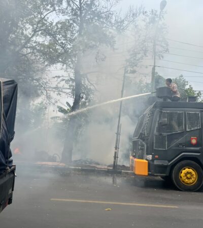 Teks: Polisi sedang memadamkan api menggunakan kendaraan Water Canon.(Foto: Istimewa)