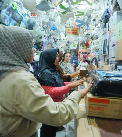 Teks: Wali Kota Mojokerto Ika Puspitasari mendampingi langsung penerima bantuan sosial Program Pemberdayaan Sosial Ekonomi (PPSE) dari Kementerian Sosial (Kemensos) RI untuk membeli kebutuhan usaha.(Foto: Istimewa)