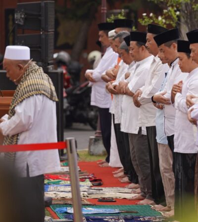 Teks: Salat Istisqa yang dilaksanakan di lapangan Sasana Praja Abhipraya Pemkot Mojokerto.(Foto: Istimewa)