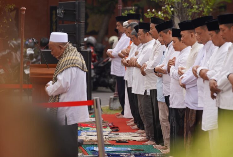 Teks: Salat Istisqa yang dilaksanakan di lapangan Sasana Praja Abhipraya Pemkot Mojokerto.(Foto: Istimewa)